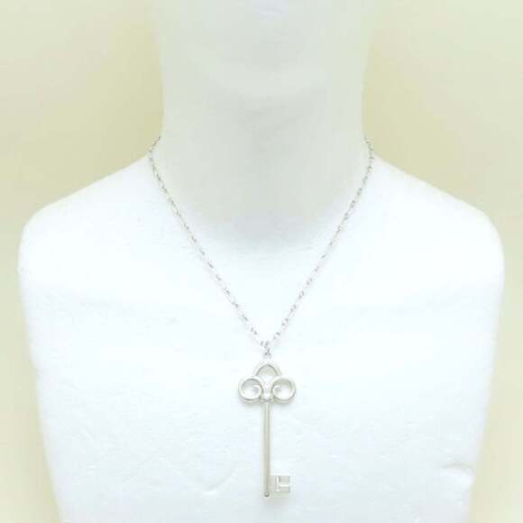 TIFFANY & Co. Tiffany Fleur de Ris Key Necklace in SV925 for Women, 294713 - Picture 2 of 10